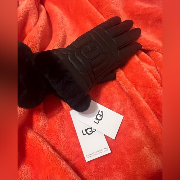 UGG Leather Quilted Logo Tech Glove - Picture 3 of 6